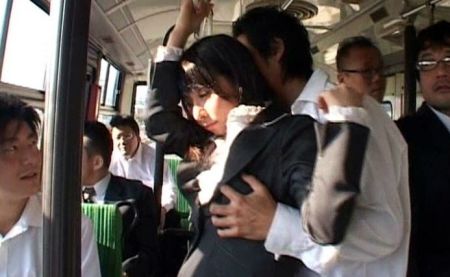バス内で女教師の晶エリーが生徒たちに痴漢される！