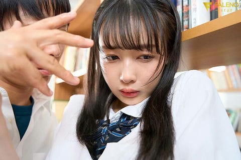 学校の図書室でクラスメイトに痴漢される時田亜美